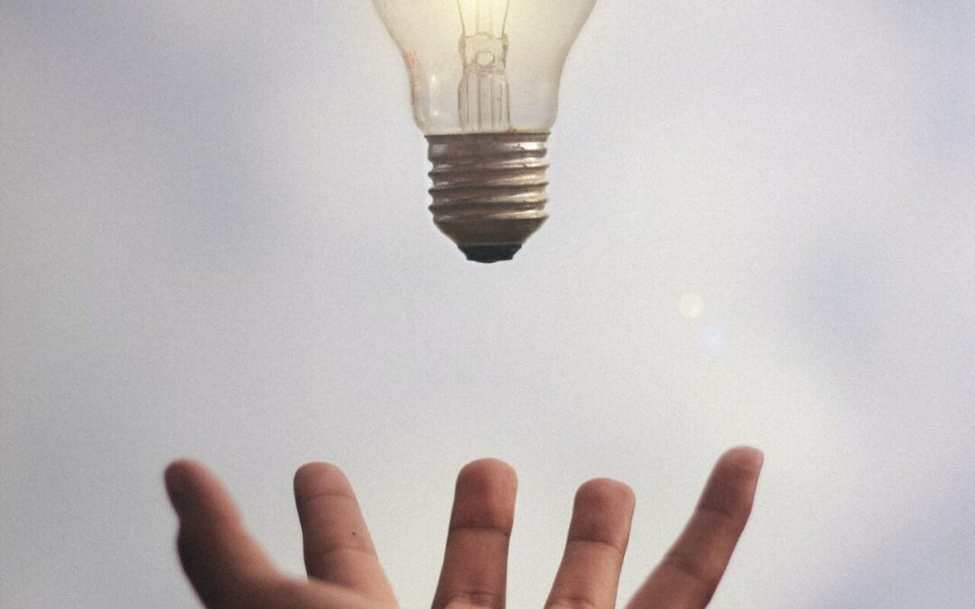hand holding a lightbulb